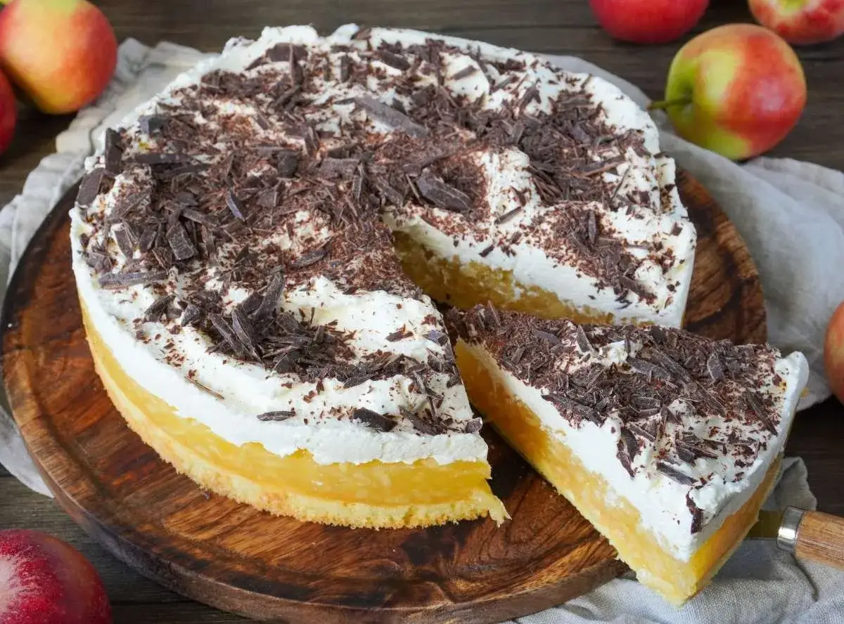 Eine köstliche schwedische Apfeltorte mit Sahne und Schokostreuseln, bereit zum Genießen.