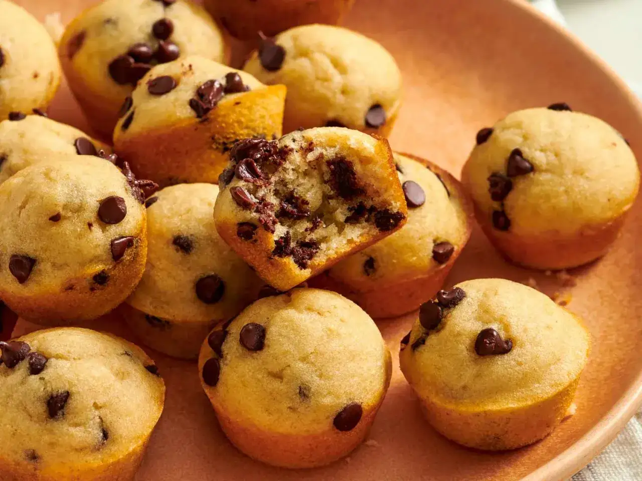Mini Muffins mit Schokostückchen, ein köstliches Rezept für kleine Leckereien. Perfekt für jeden Anlass!