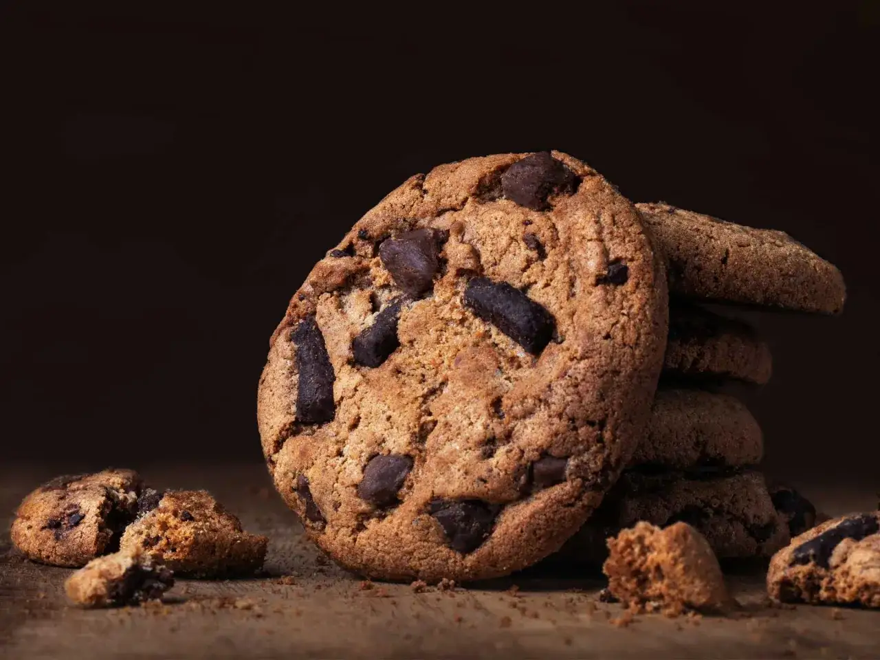 Saftige american cookies rezept mit Schokoladenstückchen, auf einem Holztisch.