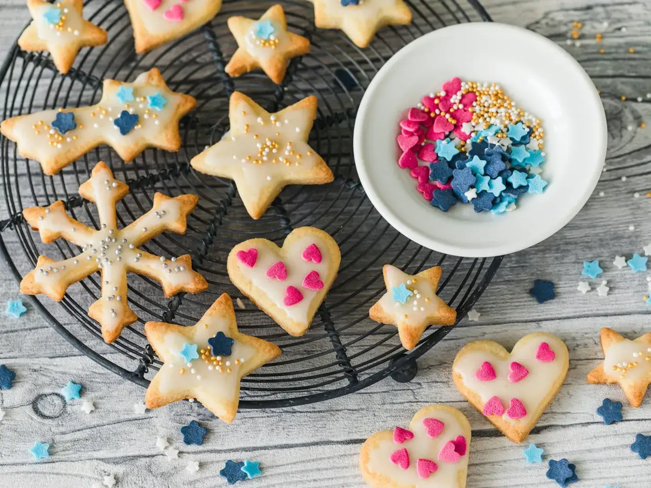 Einfache Kekse Rezepte: Sterne, Herzen und Schneeflocken mit Zuckerguss und Streuseln. Perfekt zum Backen mit Kindern!