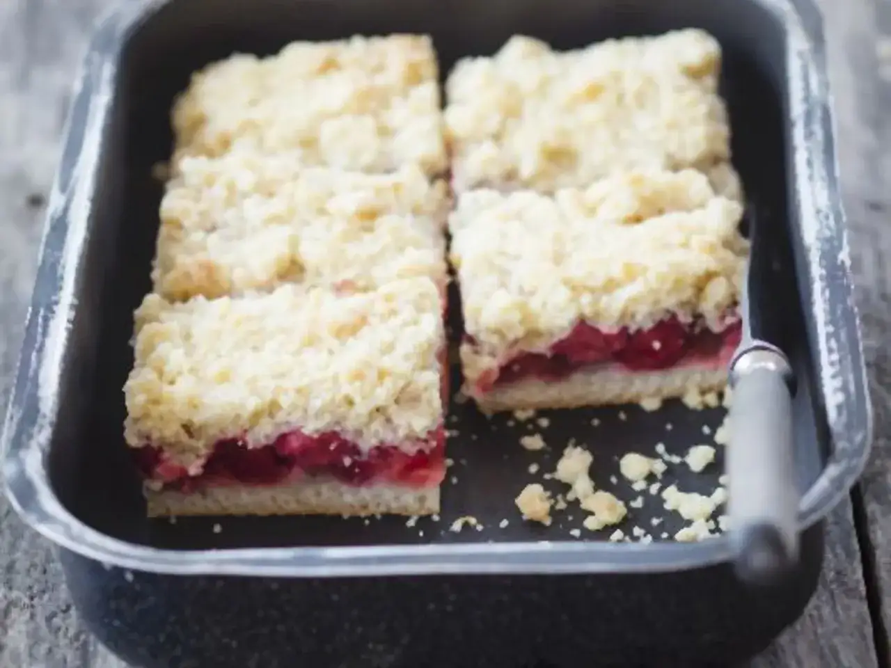 Saftiger Kirsch-Streuselkuchen im Blech, frisch gebacken und bereit zum Genießen.