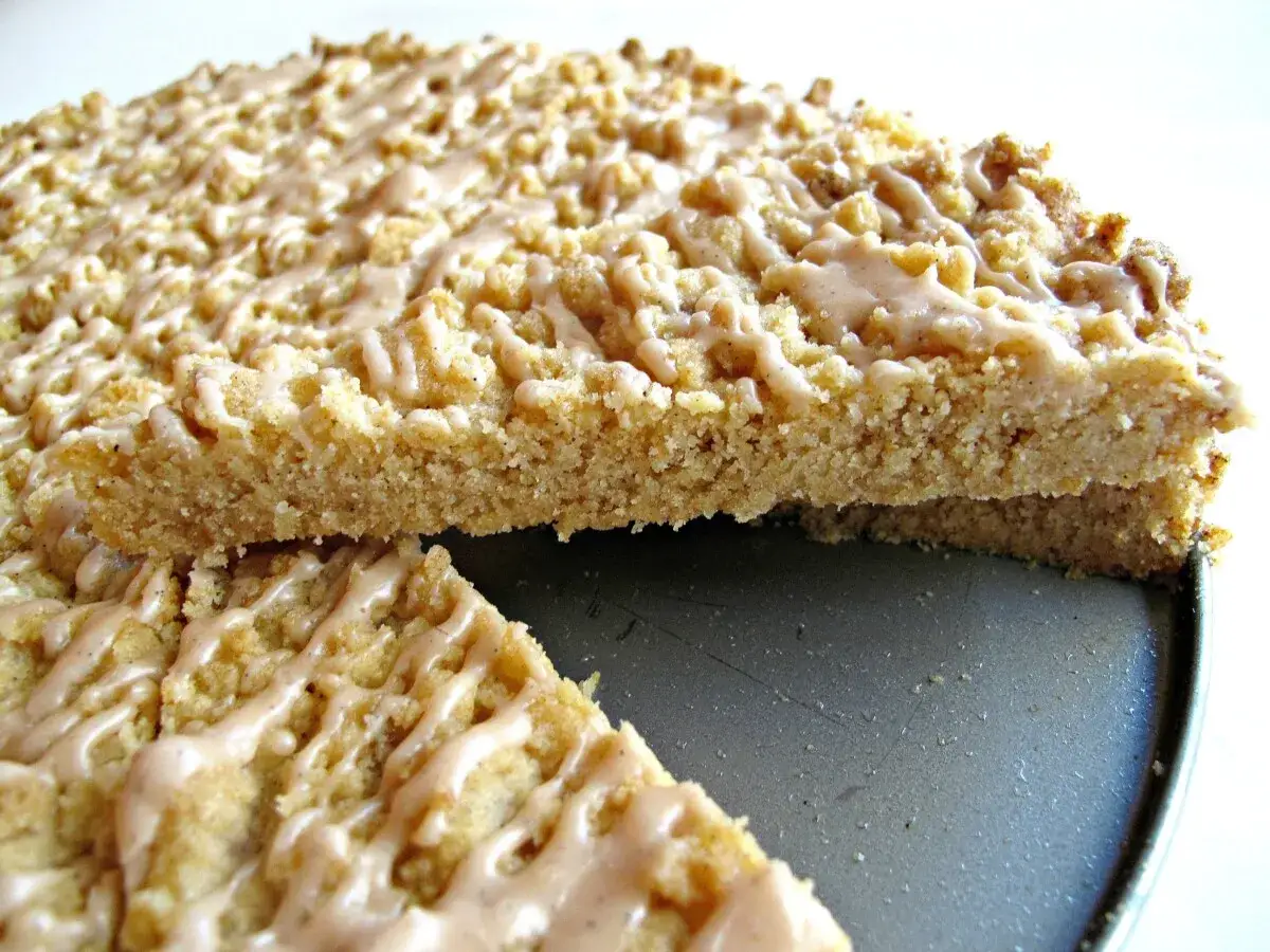 Ein saftiger Crumble Cookie mit zarter Glasur, der zum Reinbeißen einlädt.