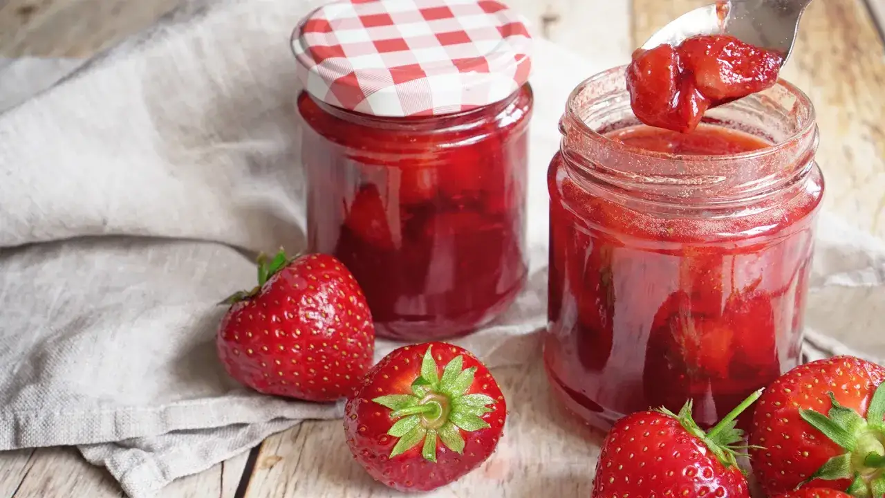 Frische Erdbeeren und selbstgemachte Erdbeermarmelade im Glas, zubereitet im Thermomix. Ein Löffel voller Genuss.