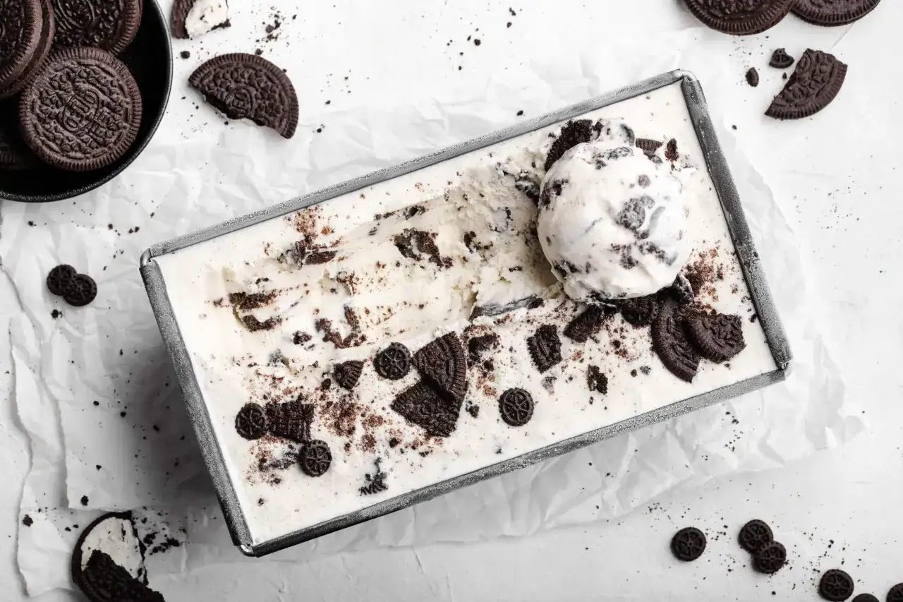 Cremiges Eis wie Sahne, mit Oreo-Keksen verfeinert. Ein einfaches Eis wie Sahne Rezept für Genießer.