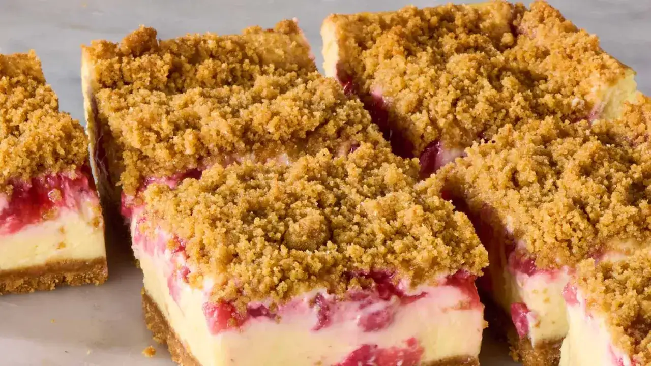 Saftiger Erdbeer Cheesecake mit knuspriger Streuselhaube, perfekt für süße Momente.