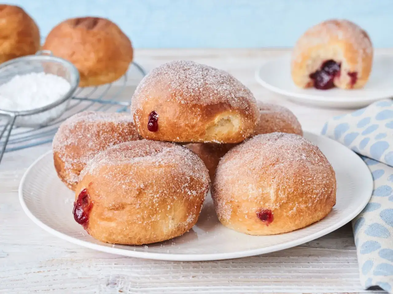 Luftig-leichte Berliner im Airfryer, mit Marmelade gefüllt und in Zucker gewälzt. Ein Genuss!