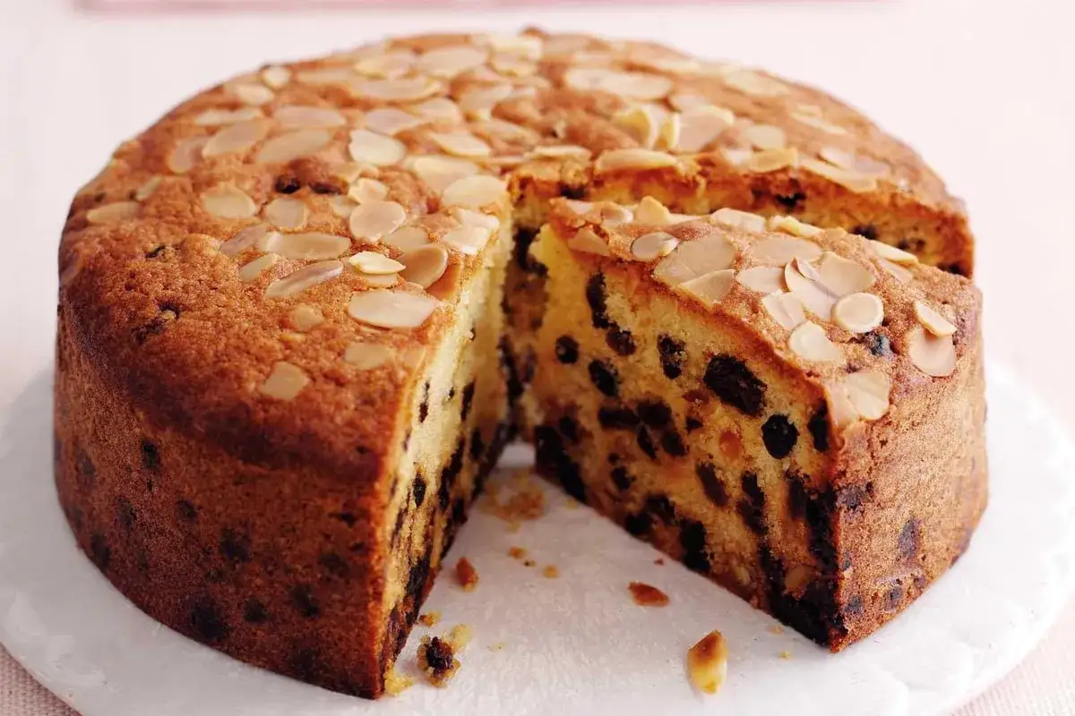 Ein saftiger Kuchen mit Rosinen und Mandelsplittern, der auch als kalorienarmer Kuchen eine gute Figur macht.