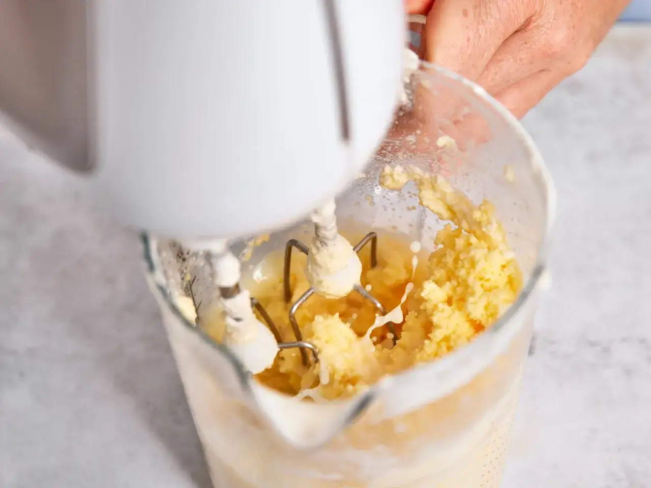 Hand mixt Sahne zu Butter. So einfach ist Butter selber machen!