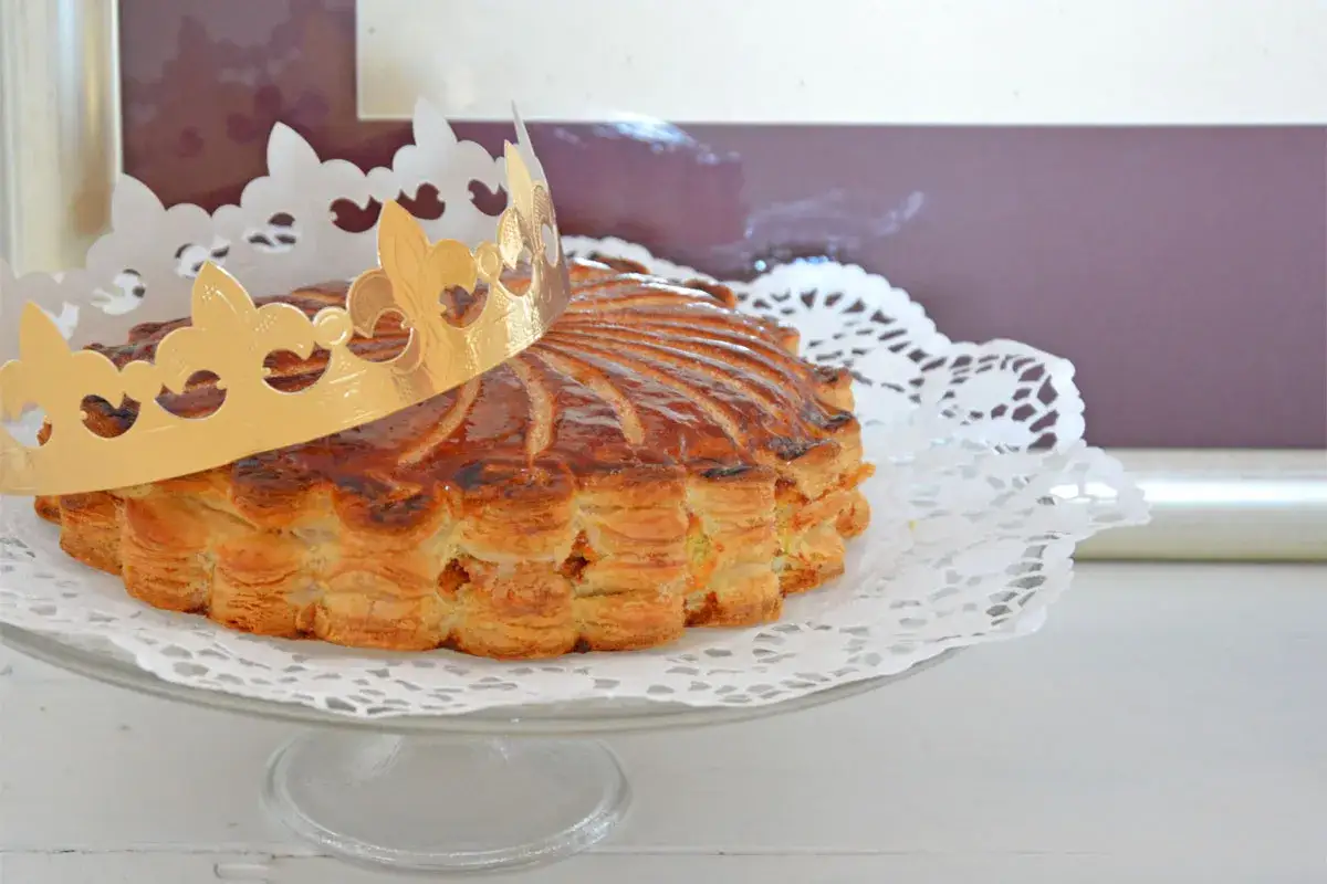 Goldene Krone auf einer köstlichen Galette, bereit zum Genießen. Ein perfektes Galette Rezept für jeden Anlass.