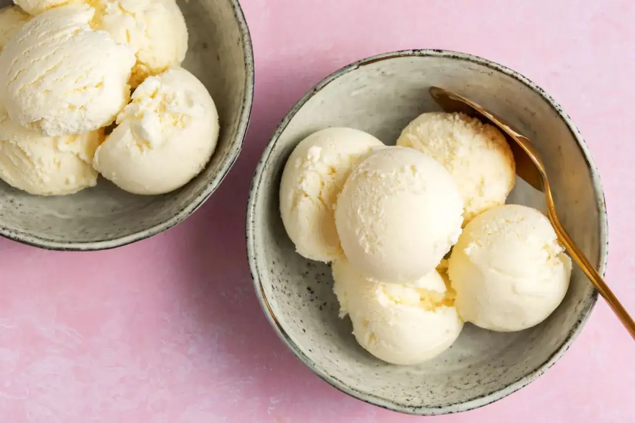 Cremiges Vanilleeis in Schalen, perfekt zum eis selber machen ohne eismaschine. Ein Löffel liegt bereit.