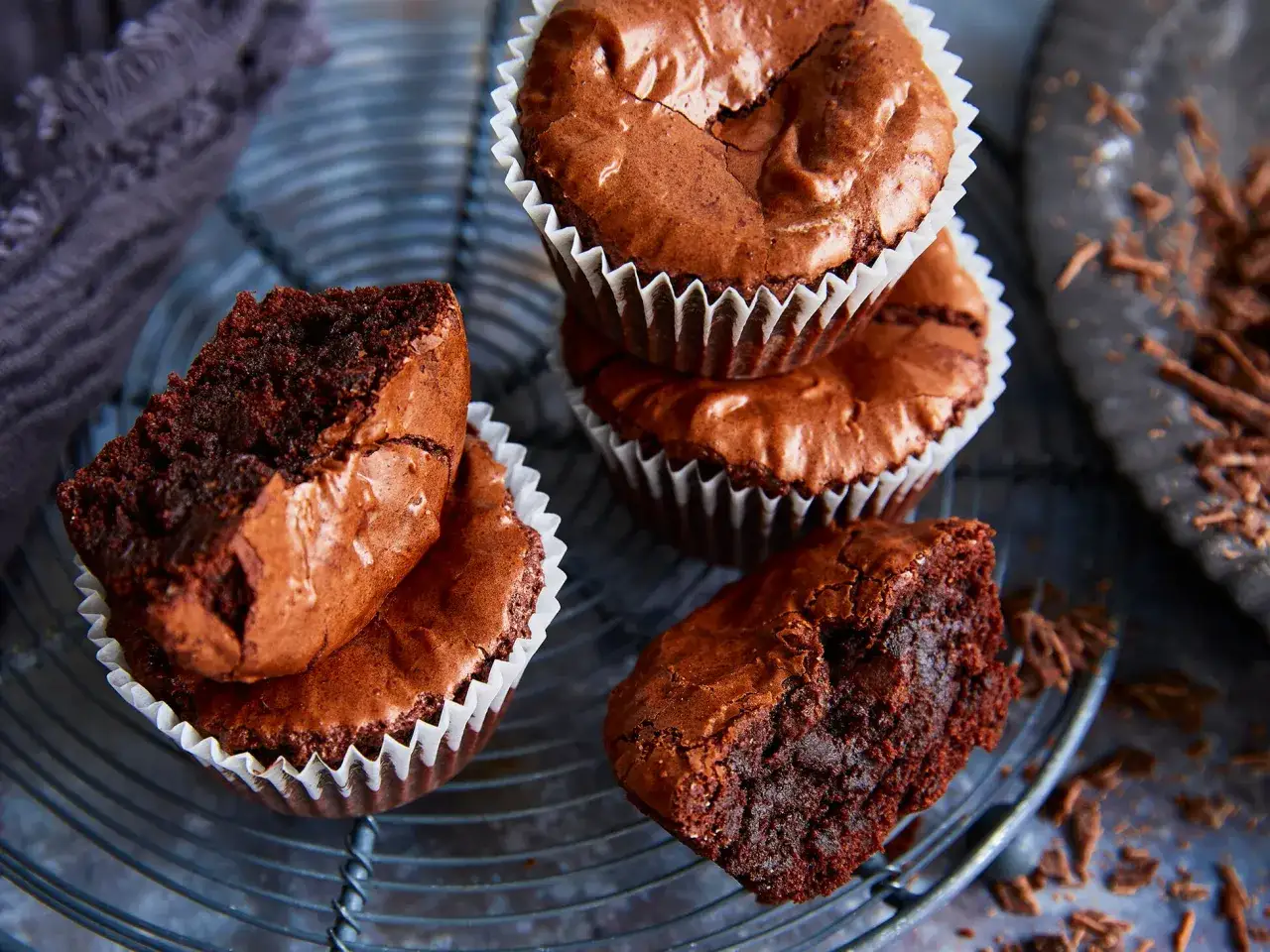 Saftige brownie muffins, einige im Ganzen, andere aufgeschnitten, zeigen ihre dunkle, schokoladige Mitte.