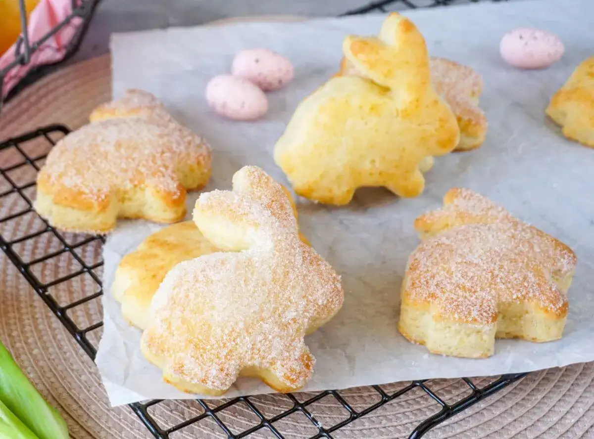 Leckere Quarkhasen, frisch gebacken und mit Zucker bestreut. Ein tolles Rezept für Ostern!