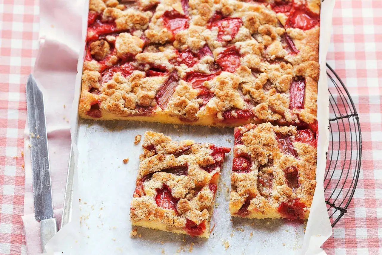 Ein saftiger Erdbeer Rhabarber Kuchen mit knuspriger Streuseldecke, frisch aus dem Ofen.