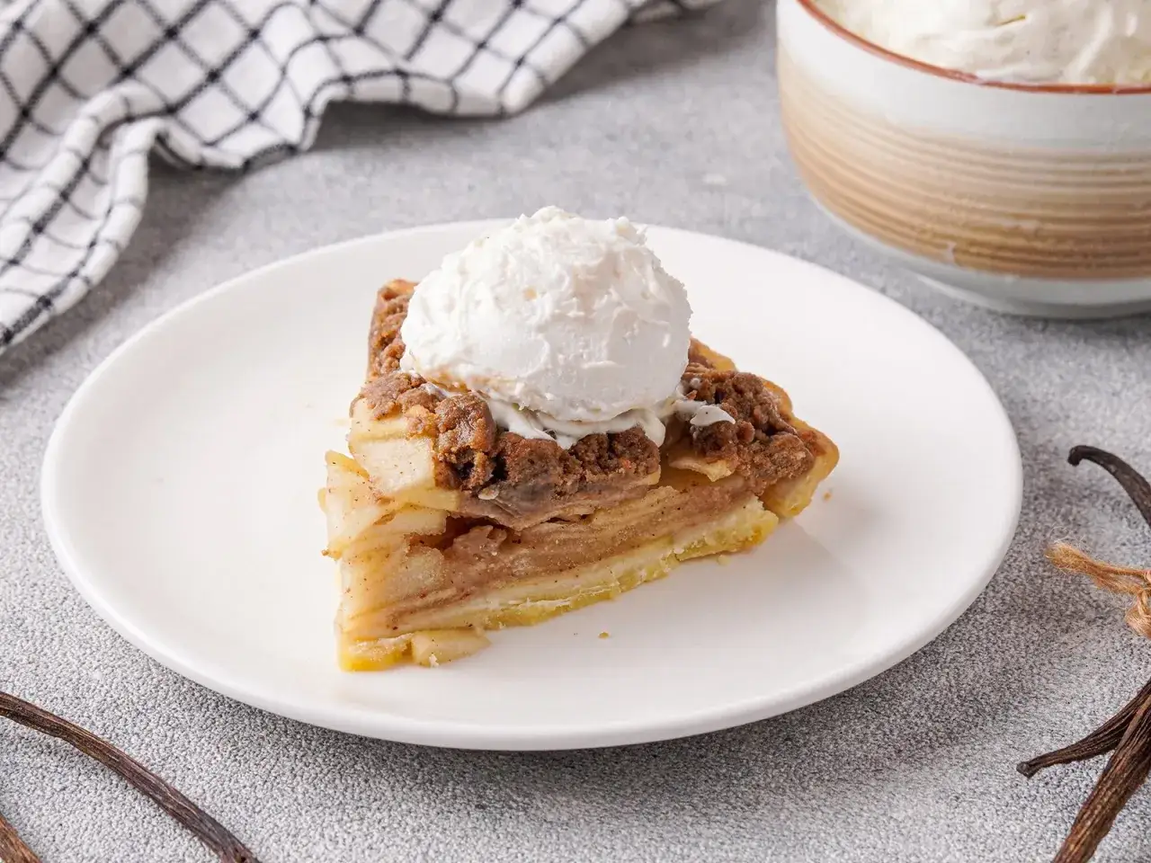 Ein Stück Apfelkuchen mit einer Kugel milcheis ohne sahne selber machen. Dazu Vanilleschoten.