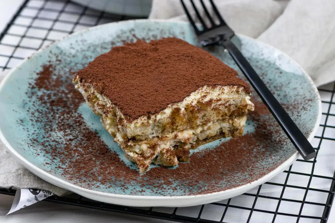 Ein Stück cremiges Tiramisu, bestäubt mit Kakao. Perfekt für ein Tiramisu Rezept ohne Alkohol, das jeder genießen kann.