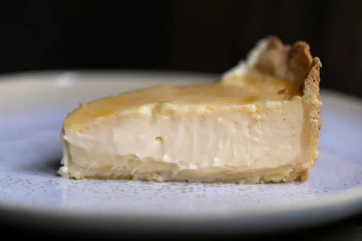 Ein cremiges Stück Cheesecake mit goldbraunem Boden, perfekt für Ihr nächstes cheesecake rezept.