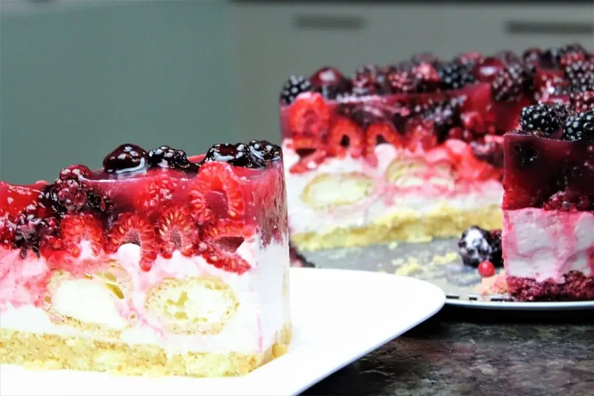Saftige Windbeutel Torte mit frischen Beeren und einer cremigen Füllung, ein Genuss für Augen und Gaumen.