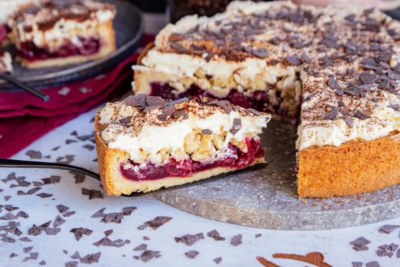 Ein Stück saftiger Feuerwehrkuchen mit Kirschen, Sahne und Schokostreuseln. Dieses leckere Feuerwehrkuchen Rezept ist ein Genuss!