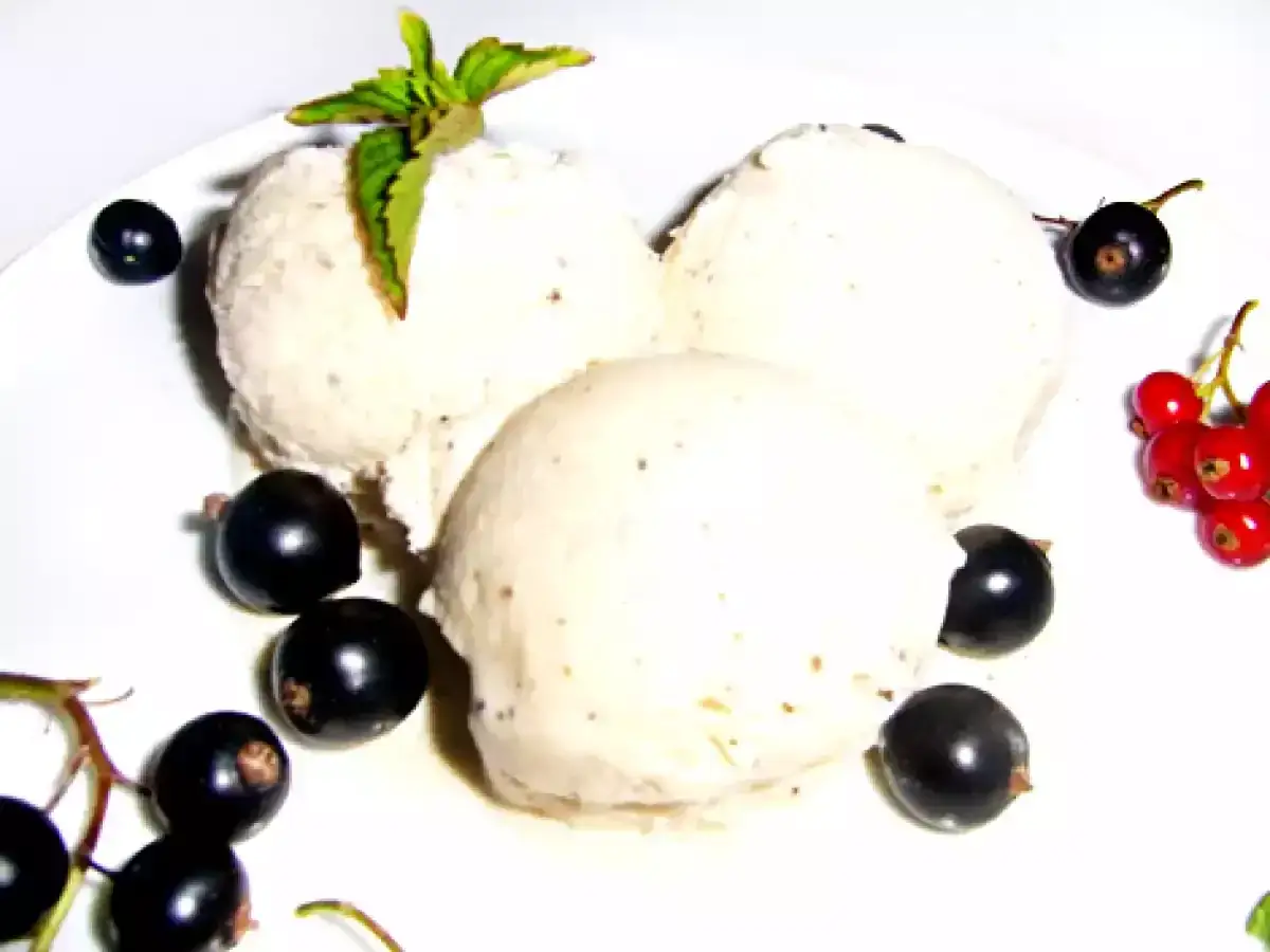 Milcheis ohne Sahne selber machen: Drei Kugeln cremiges Eis mit schwarzen Johannisbeeren und roten Johannisbeeren garniert.