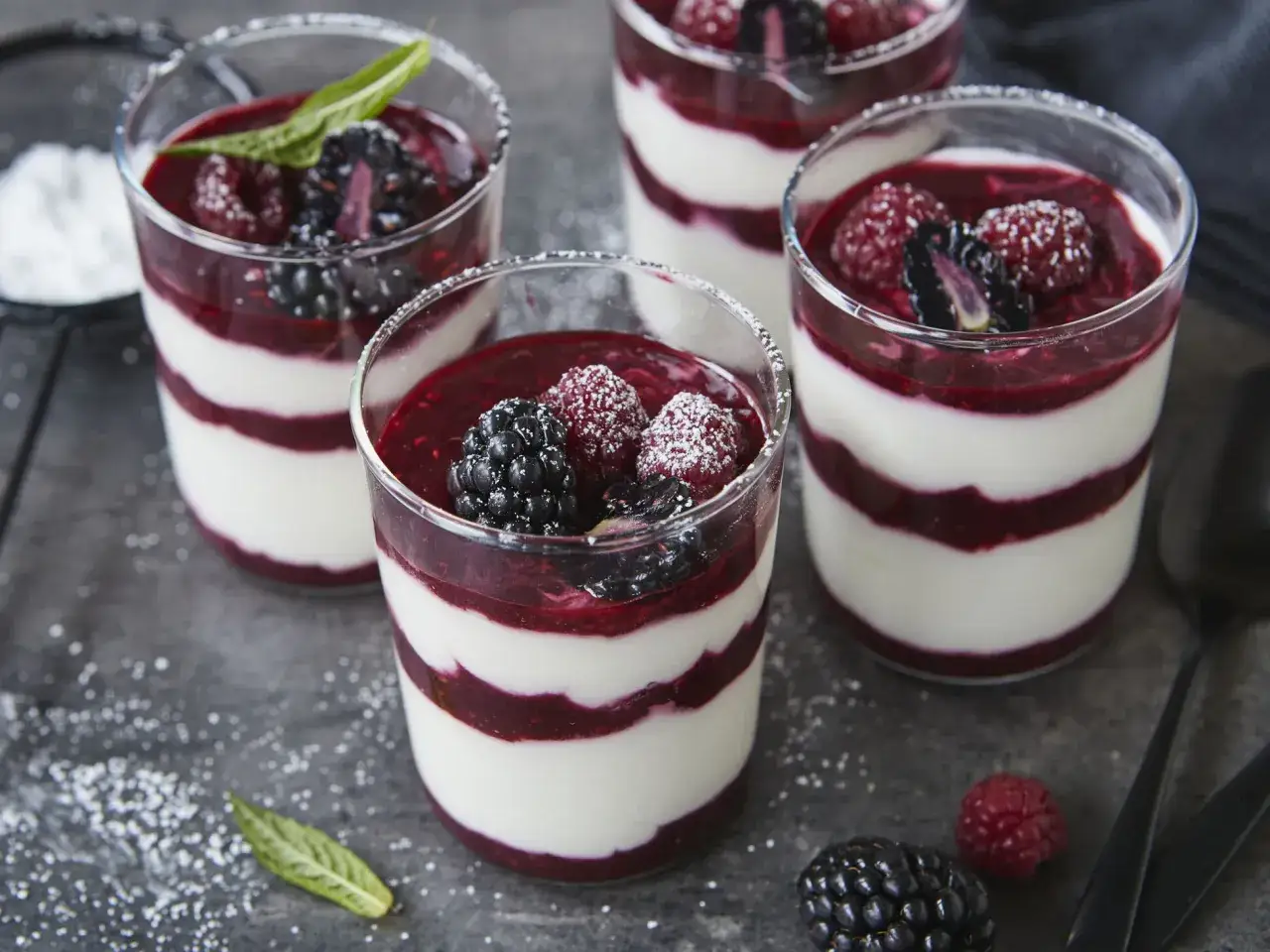 Schichtdessert mit Quark, Beeren und Fruchtso&szlig;e. Ein einfaches und leckeres Quark-Dessert-Rezept f&uuml;r hei&szlig;e Tage.