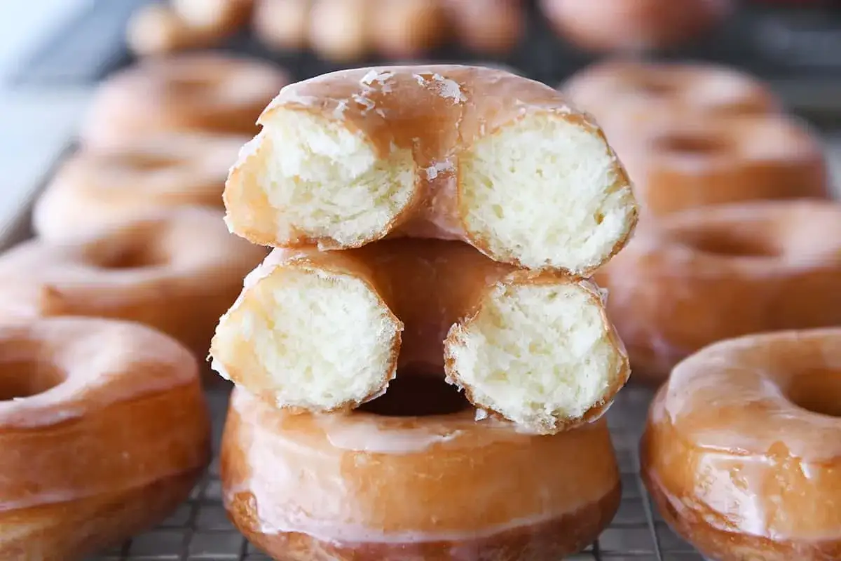 Leckere, glasierte Donuts, perfekt f&uuml;r ein selbstgemachtes Donuts Rezept. Innen fluffig und au&szlig;en s&uuml;&szlig;.