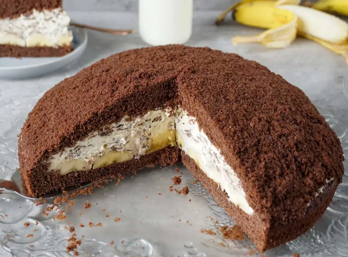 Schokoladiger Maulwurfkuchen mit Bananen und Sahne, ein köstliches Rezept für jeden Anlass.