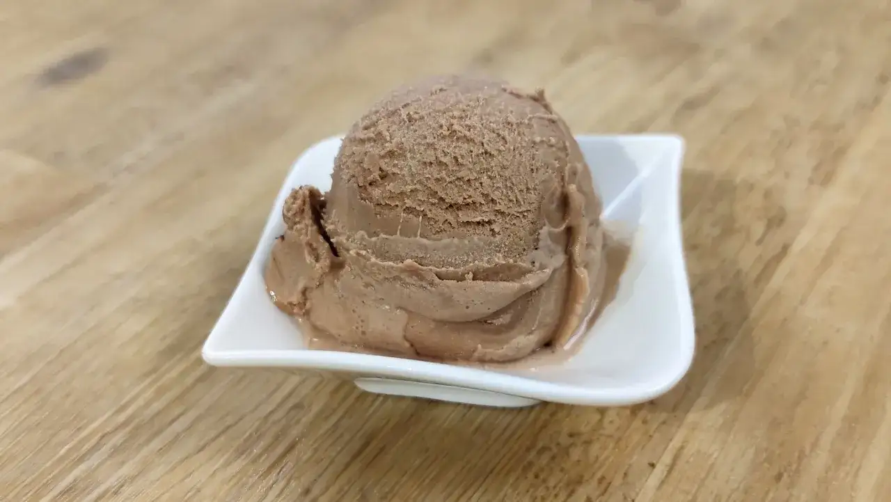 Ein Löffel cremiges Nougat-Eis, perfekt zum Nougat Eis selber machen.
