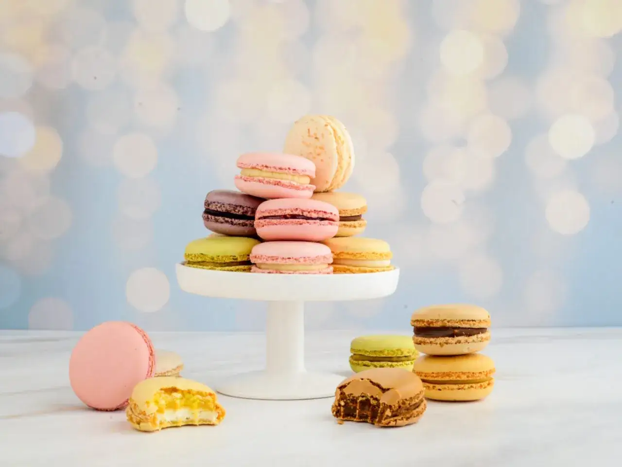 Bunte Macarons auf einem weißen Tortenständer, ein leckeres Macarons rezept zum Nachmachen.