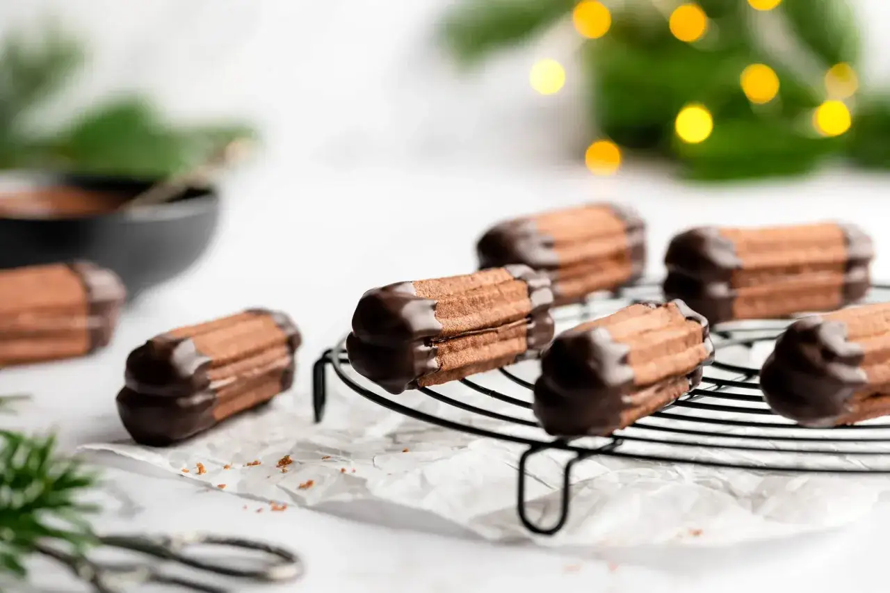 Schokoladige Nutella Kekse mit zartem Keks und dunkler Schokolade, perfekt für die Weihnachtszeit.