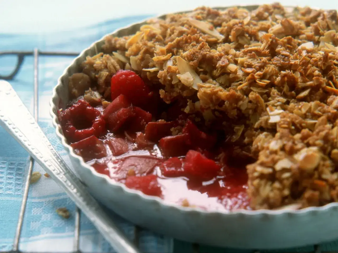 Himbeer Crumble mit knuspriger Haferflocken-Decke und saftigen roten Fr&uuml;chten. Ein L&ouml;ffel wartet schon.