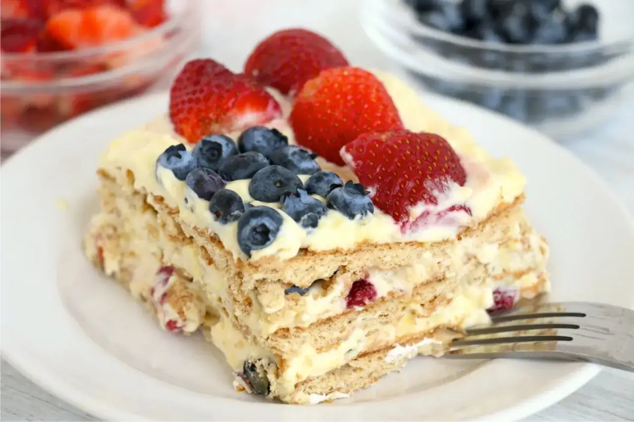 Schichtkuchen ohne backen mit Vanillecreme, Erdbeeren und Blaubeeren. Ein köstlicher Sommergenuss!