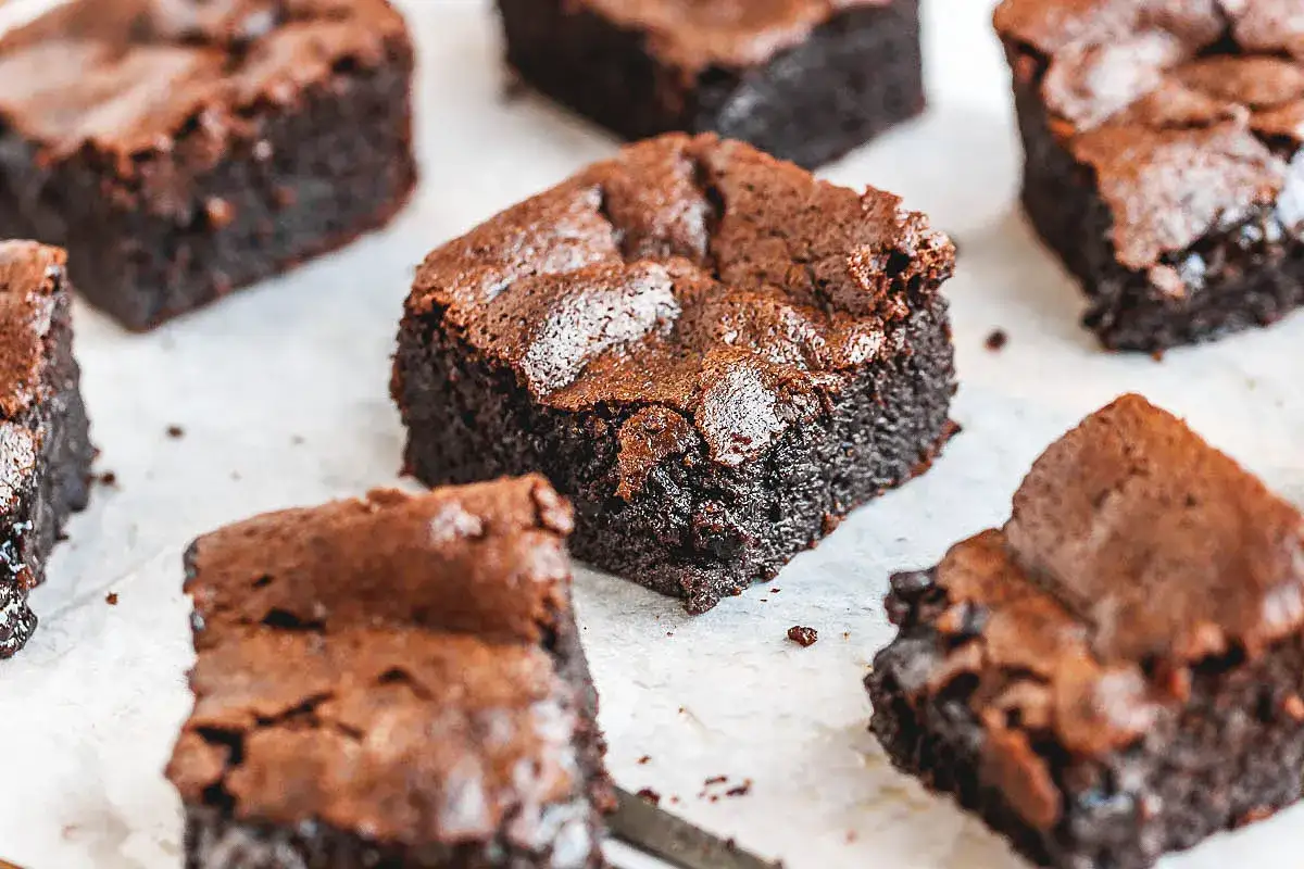 Saftige, dunkle low carb brownies, perfekt für Naschkatzen, die auf Kohlenhydrate achten.