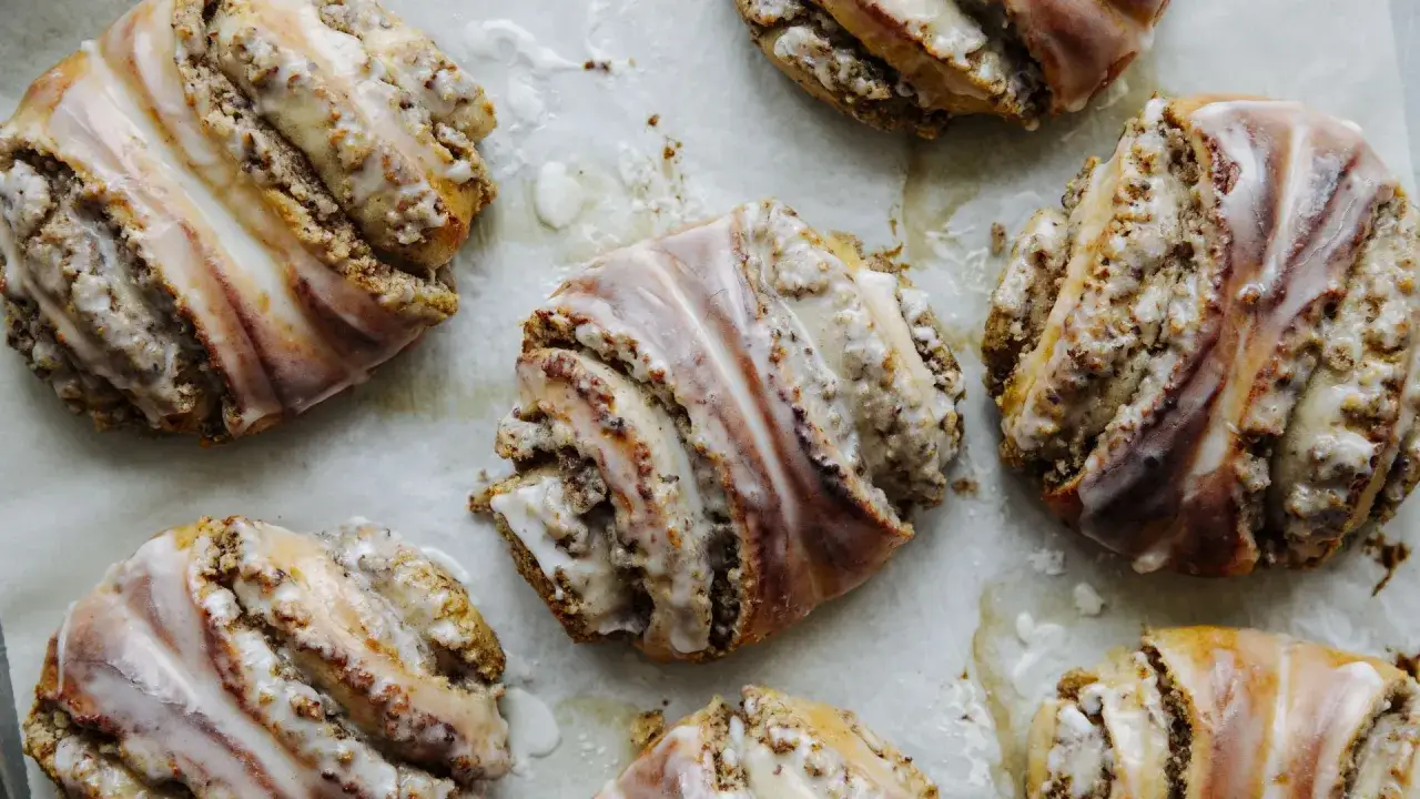 Leckere Nussschnecken mit Zuckerguss, frisch aus dem Ofen. Ein tolles Nussschnecken Rezept für jeden Anlass.
