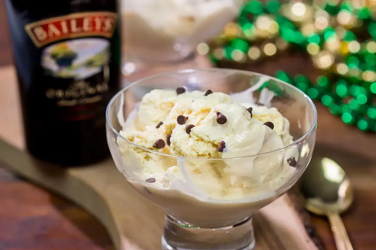 Cremiges Vanilleeis mit Schokost&uuml;ckchen, betr&auml;ufelt mit Baileys. Ein k&ouml;stlicher Genuss!