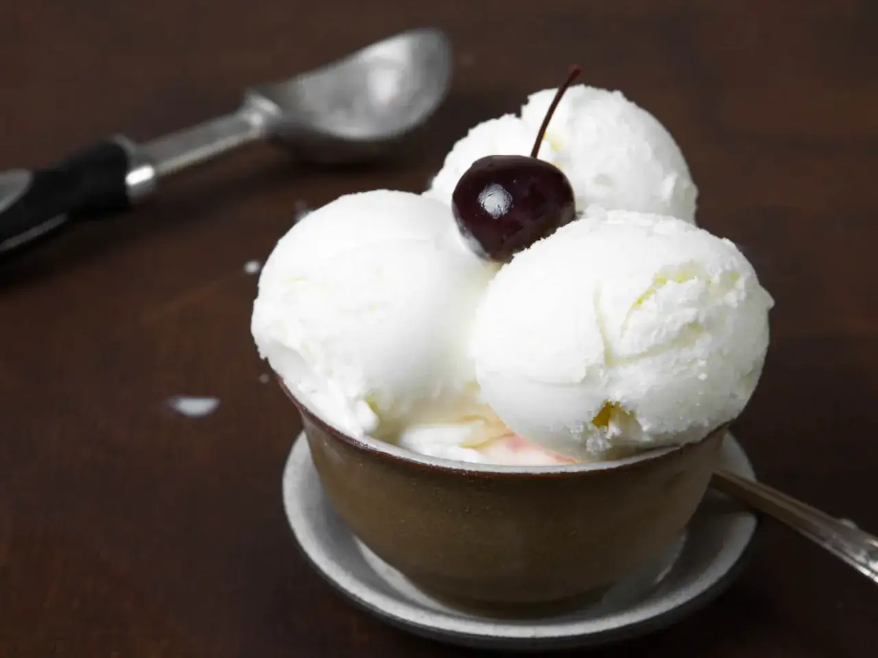 Schneebälle aus Frozen Joghurt, garniert mit einer Kirsche. Perfekt für ein einfaches Frozen Joghurt Rezept.
