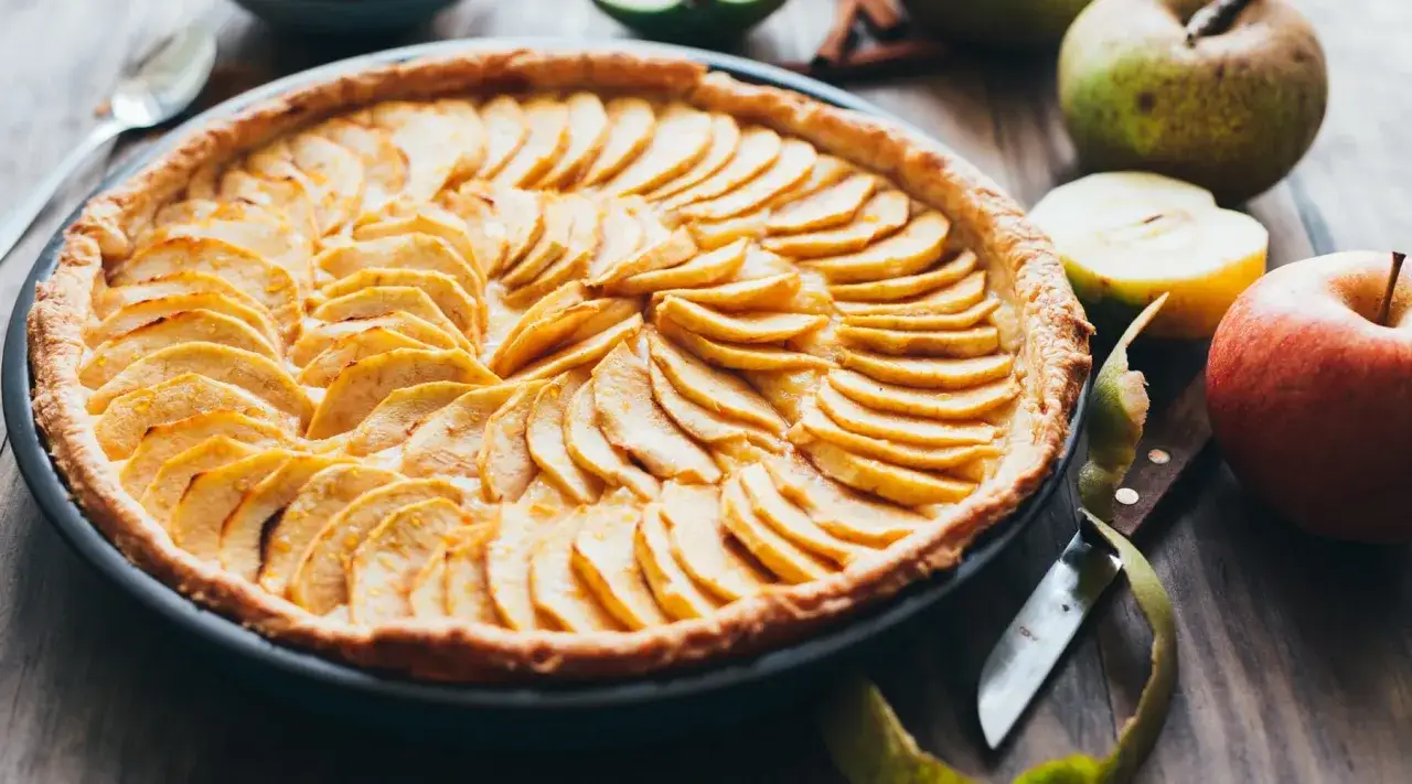 Goldbraune Apfeltarte, perfekt für ein Apfeltarte Rezept. Äpfel, Zimt und ein knuspriger Teig.