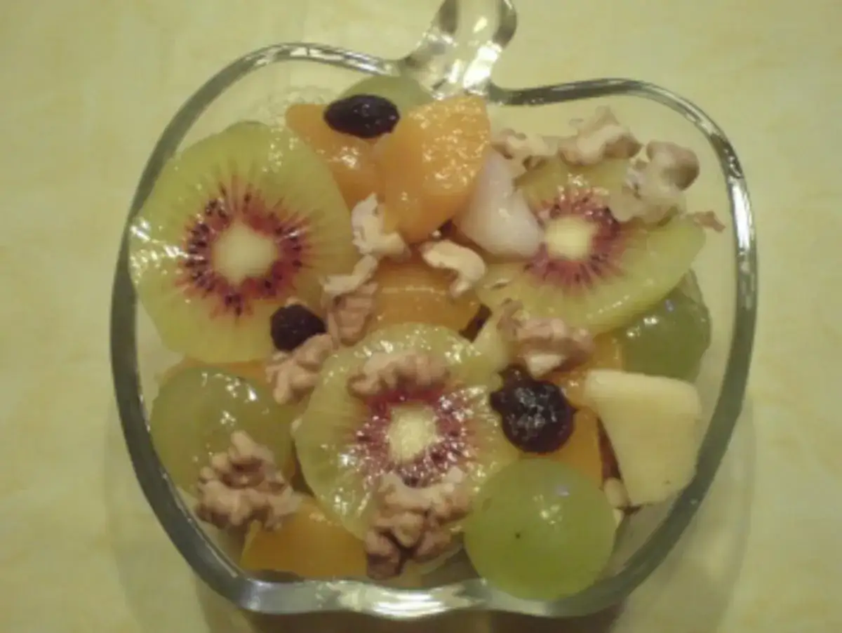 Fruchtiger Obstsalat mit Kiwi, Mandarine, Trauben und Nüssen – ein einfaches Rezept für jeden Tag.