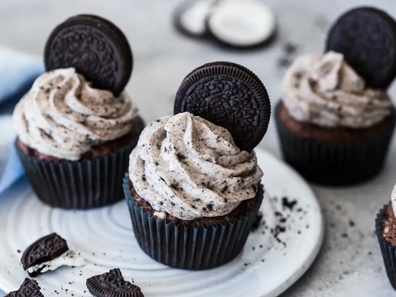 Drei leckere Oreo Muffins mit cremiger Glasur und einem Oreo-Keks obendrauf.