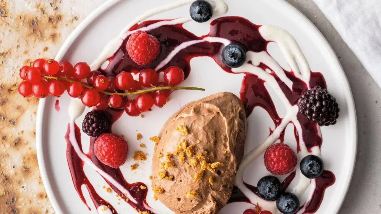 Luftiges Mousse au chocolat ohne Ei, garniert mit frischen Beeren und Fruchtsauce. Ein Genuss f&uuml;r alle Sinne!