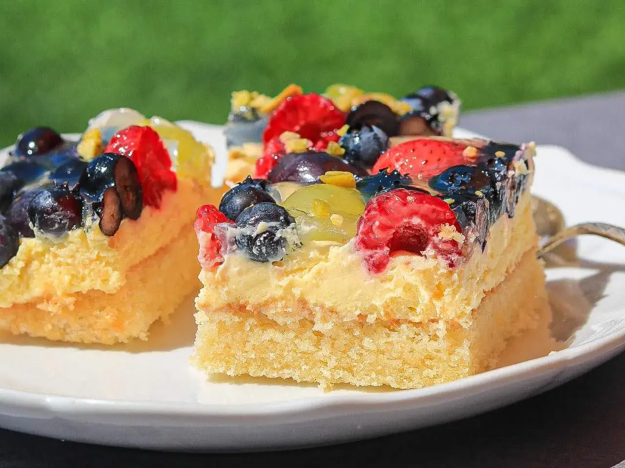 Saftiger Blechkuchen mit Obst, belegt mit Blaubeeren, Erdbeeren und Trauben. Ein Genuss f&uuml;r jeden Anlass.