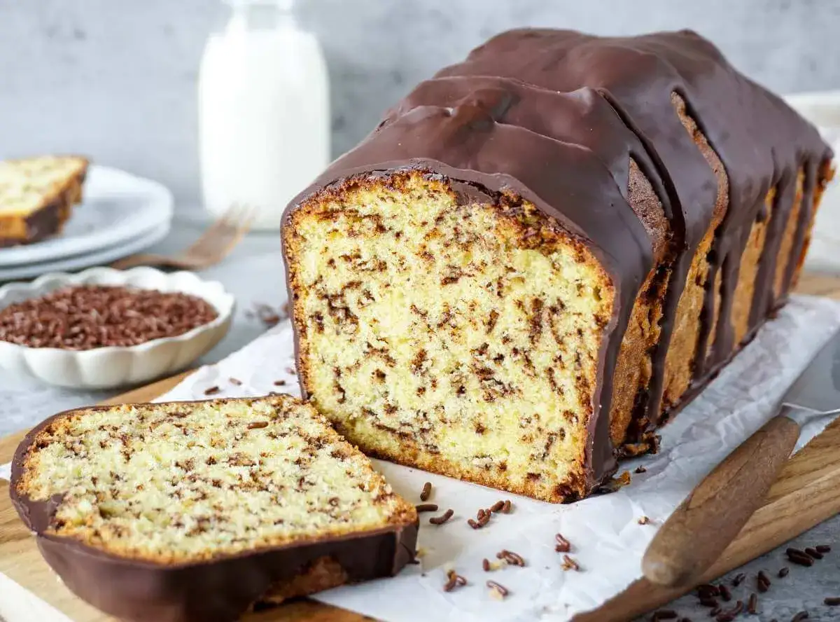 Ein saftiger Ameisenkuchen mit Schokoladenglasur und Streuseln, perfekt für ein einfaches Ameisenkuchen Rezept.