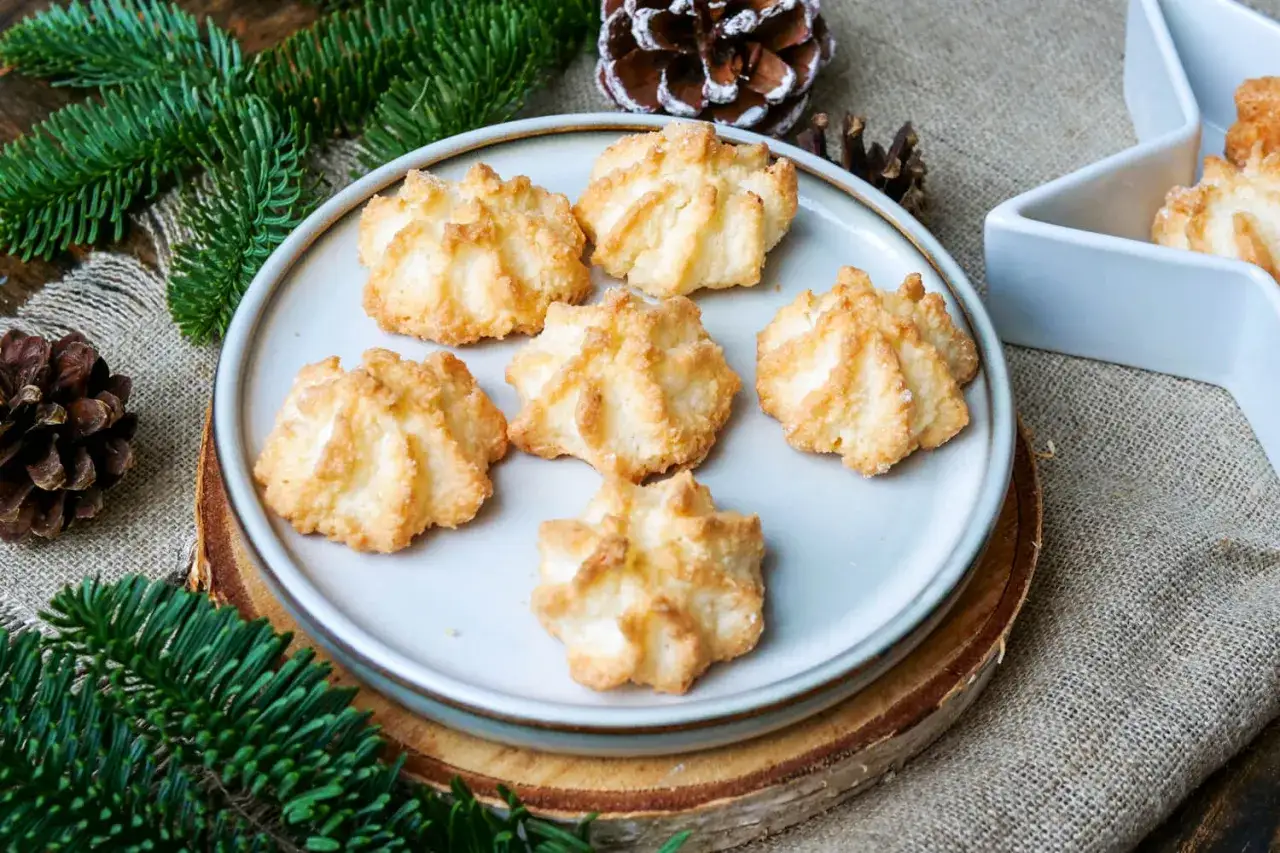 Leckere Kokosmakronen, perfekt f&uuml;r das n&auml;chste kokosmakronen rezept. Goldbraun gebacken und mit Tannenzweigen dekoriert.