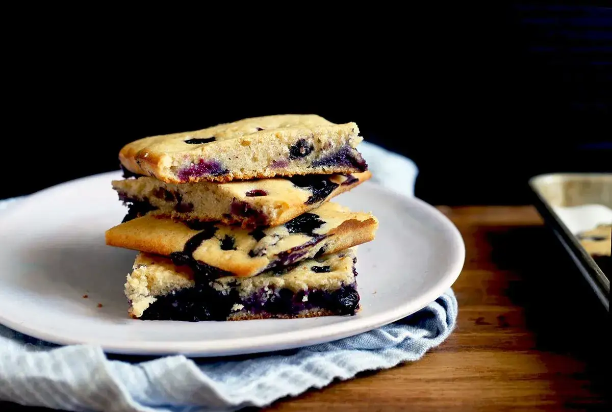 Gestapelte, saftige Blaubeer-Muffins, perfekt für schnelle Leckereien.