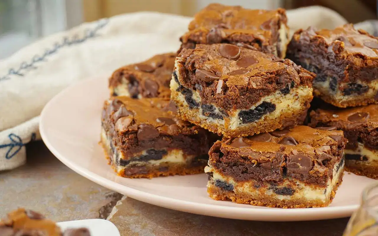Schokoladige Brookies mit Oreo-Schichten auf einem Teller. Dieses Brookies Rezept ist ein Traum für jeden Schokoladenliebhaber.