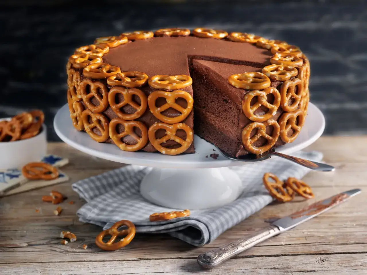 Schoko-Sahne-Torte mit Brezeln verziert, ein köstlicher Genuss für jeden Anlass.