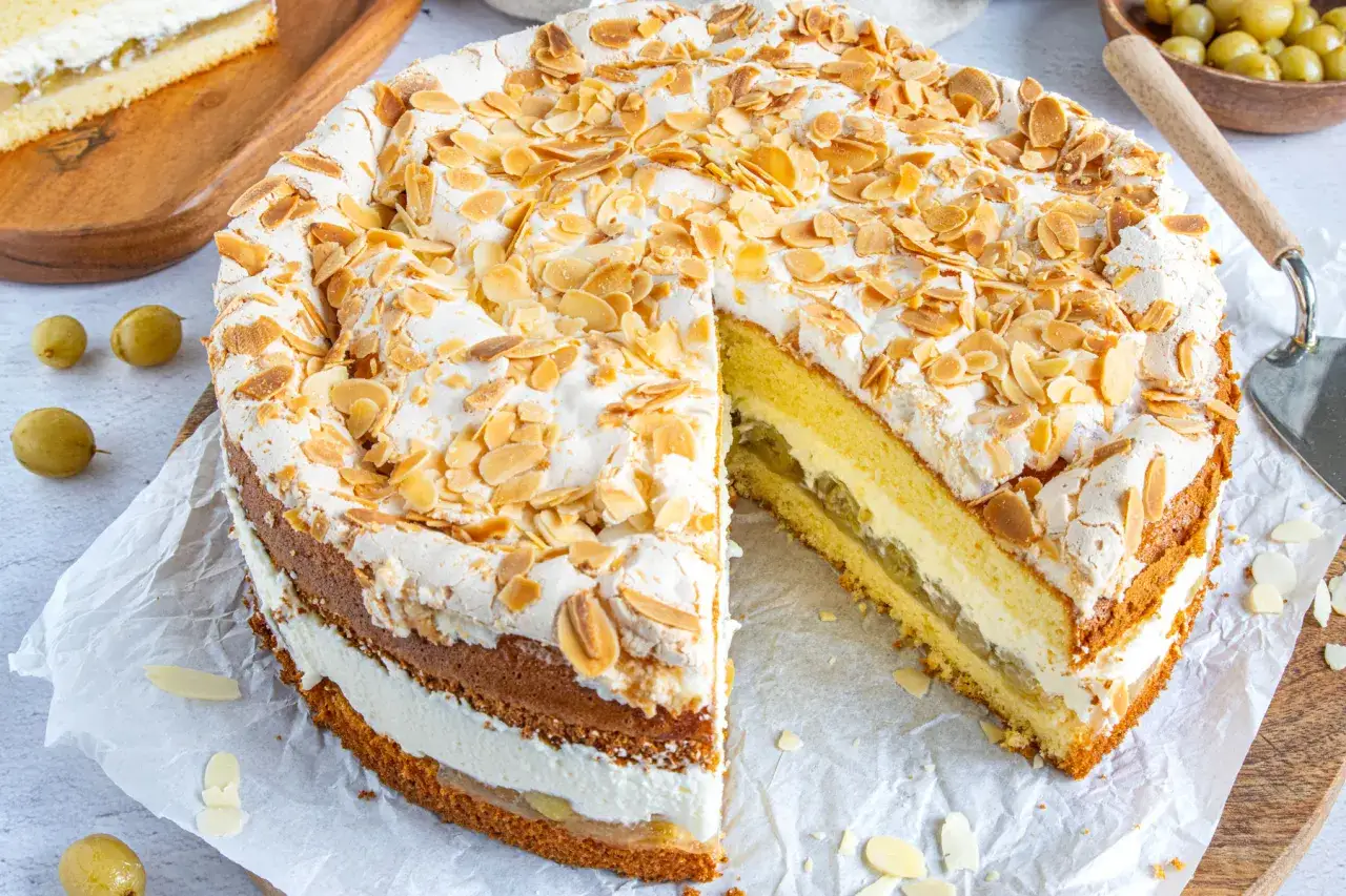 Eine köstliche Stachelbeer Baiser Torte mit Mandelsplittern und einer cremigen Füllung.