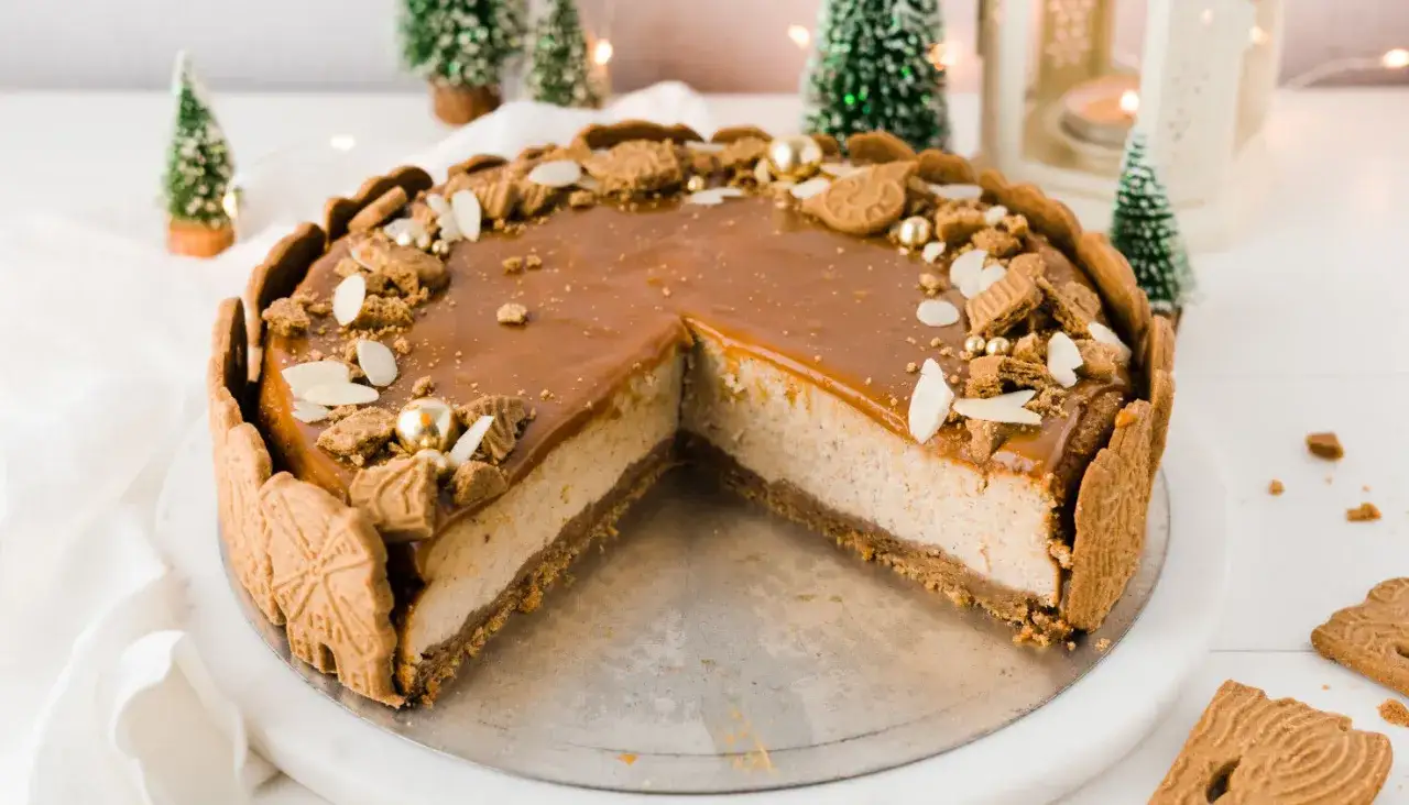 Ein k&ouml;stlicher Biscoff Cheesecake mit Karamellglasur, verziert mit Kekskr&uuml;meln und Mandelsplittern. Perfekt f&uuml;r die Feiertage!