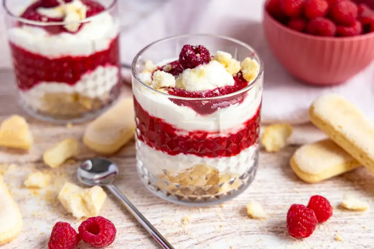 Himbeer-Mascarpone-Creme im Glas geschichtet mit zerbr&ouml;selten Keksen und frischen Himbeeren. Ein s&uuml;&szlig;er Genuss!