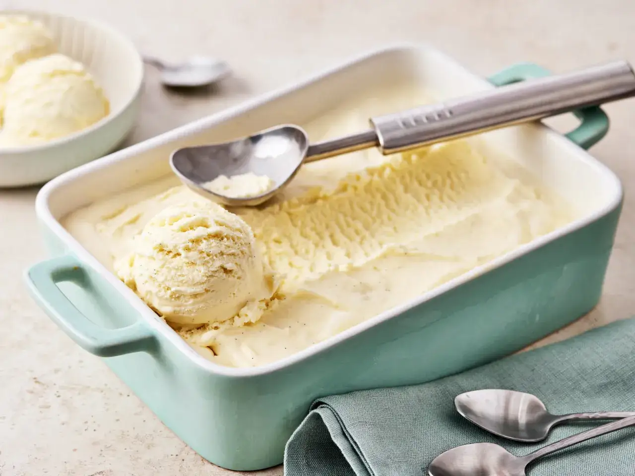 Cremiges Vanilleeis mit sichtbaren Vanillepunkten, bereit zum Servieren. Ein perfektes Vanilleeis Rezept für heiße Tage.