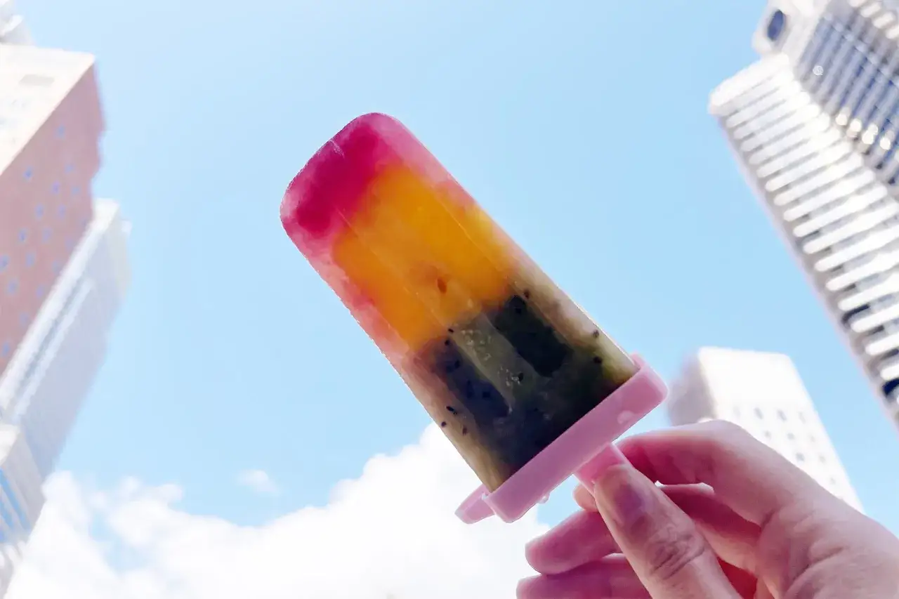 Bunte Frucht-Eissorte, perfekt zum Wassereis selber machen. Ein Genuss im Sommer vor der Kulisse von Hochhäusern.